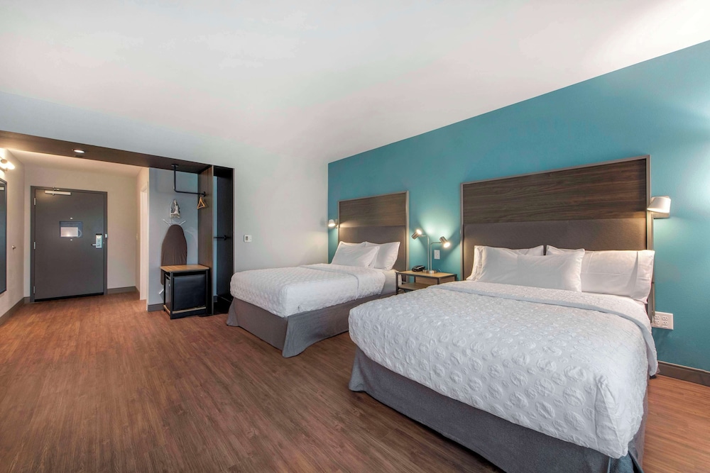 Standard Room, 2 Queen Beds (Roll-In Shower)