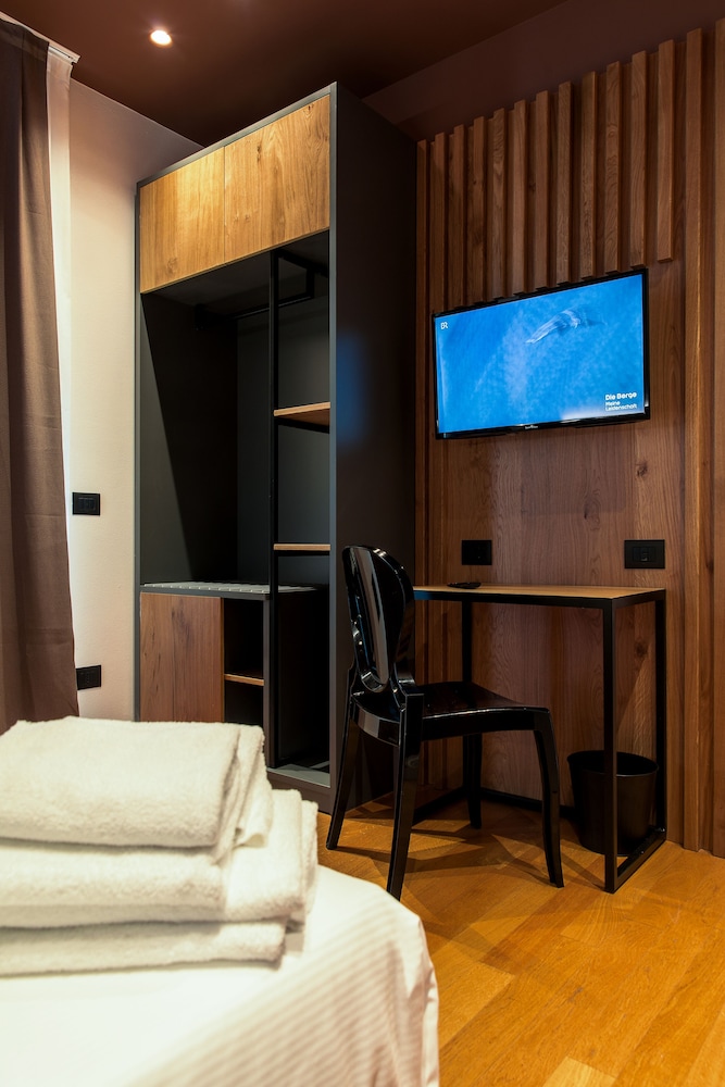 Suite, 1 Queen Bed, Non Smoking (with Two Single SofaBeds) photo 1