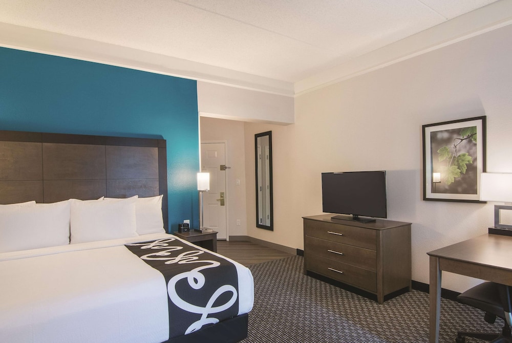 Executive Room, 1 King Bed, Non Smoking, Pool View