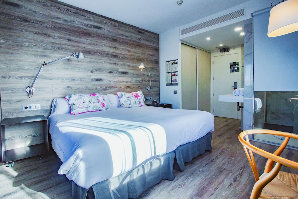 Junior Suite, 1 King Bed, Non Smoking photo 2