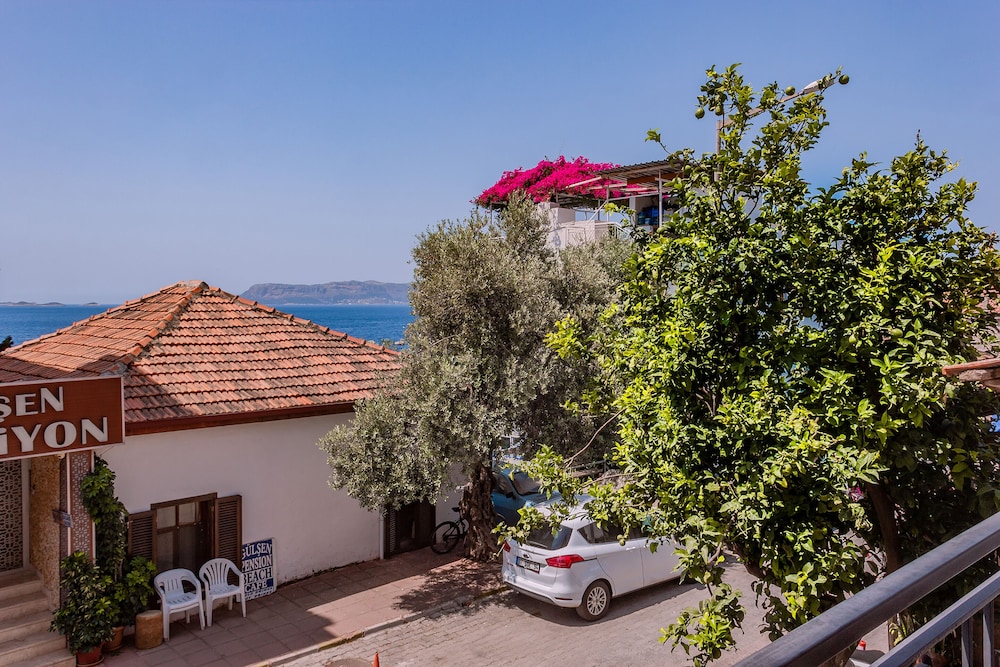 Family Room, Partial Sea View