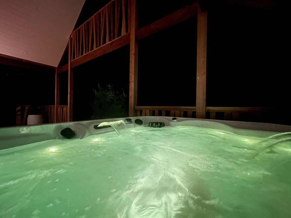Premium Suite, 1 Queen Bed, Hot Tub, Mountain View - Photo 4