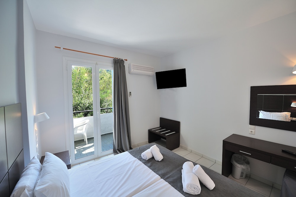 Double Room with Private Balcony photo 2