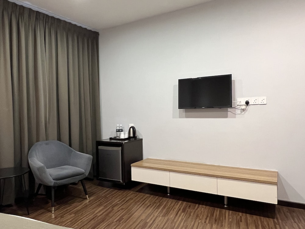 Superior Room, 1 King Bed, Non Smoking, Refrigerator - Photo 4