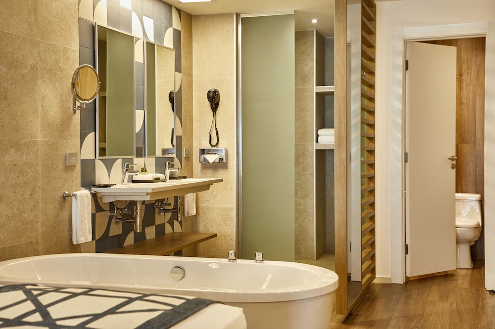 Junior Suite, Connecting Rooms (l)