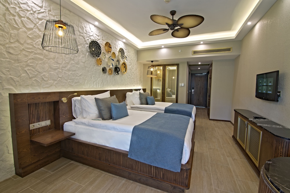 Family Suite, 1 King Bed, Terrace photo 1