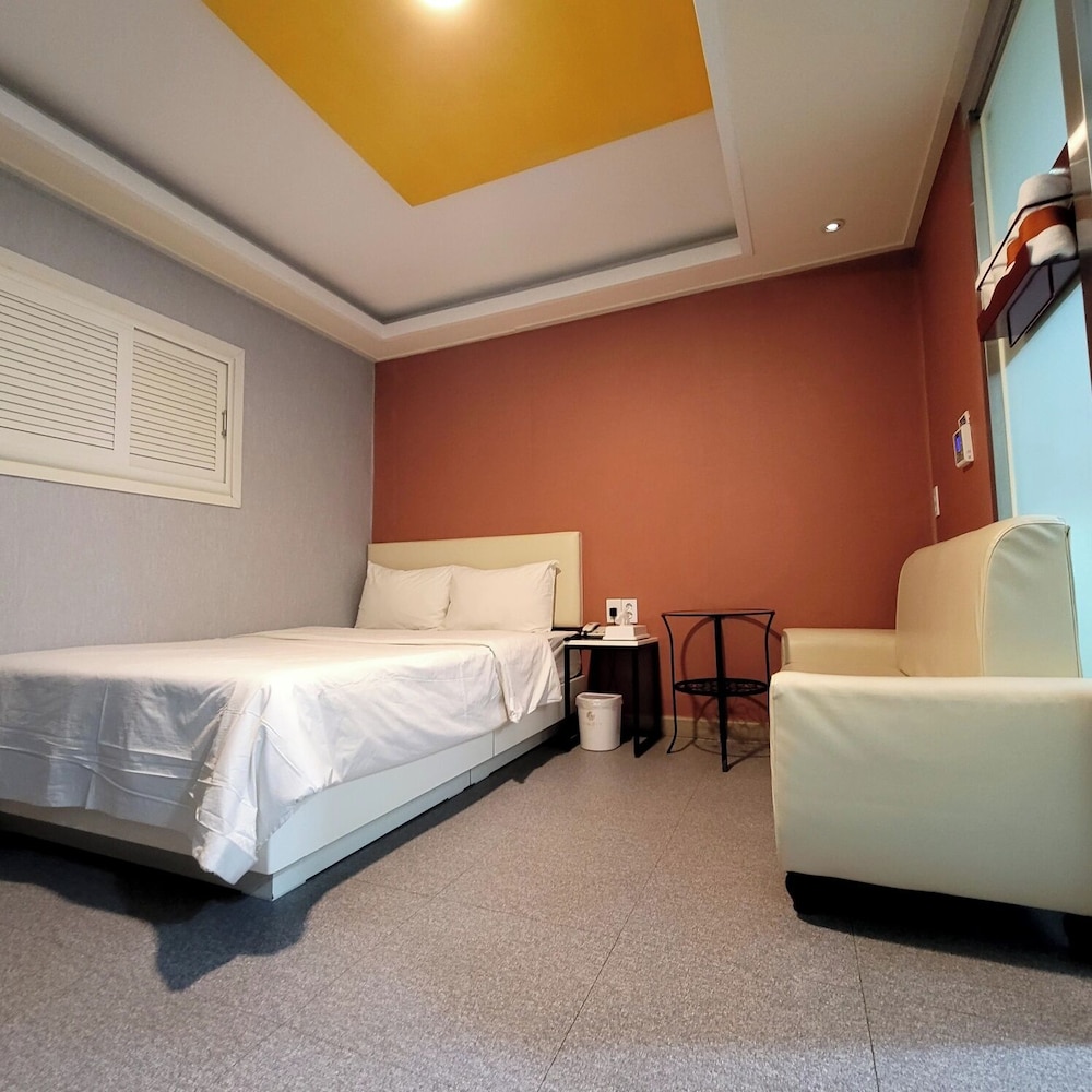 Deluxe Single Room, Multiple Beds, Non Smoking, Housekeeping