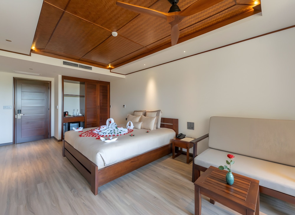 Deluxe Room, Balcony, Pool View photo 3