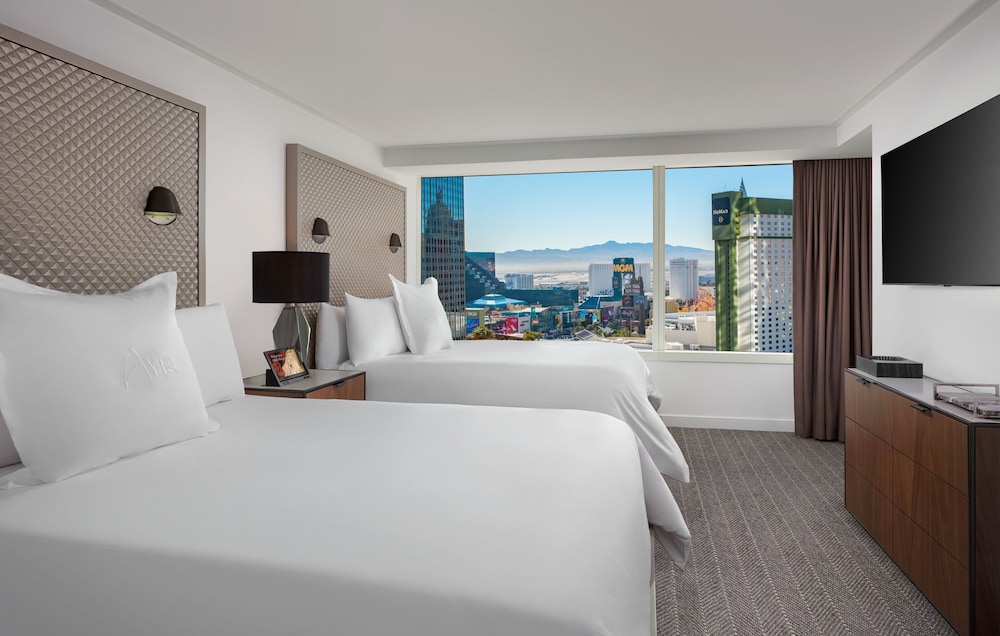 Center Tower Suite - Strip View