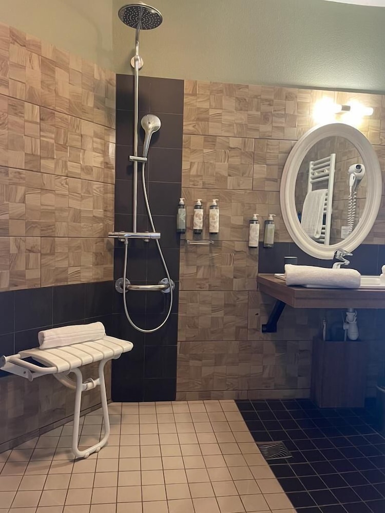 Comfort Room, Mobility Accessible, Partial Ocean View - Photo 2