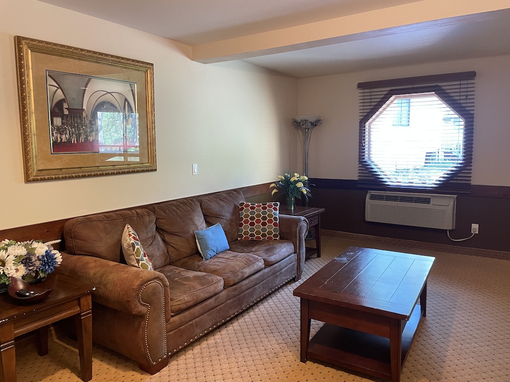 1-Bedroom King Suite with Hot Tub photo 1