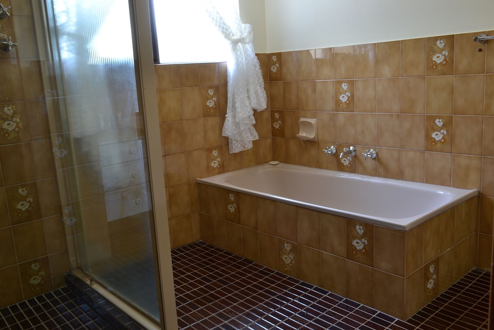 Four-Bedroom House - Photo 11