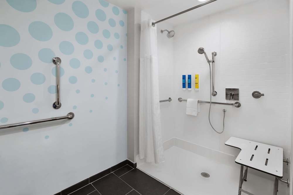 Room, 2 Queen Beds, Accessible, Bathtub (Hearing) photo 2