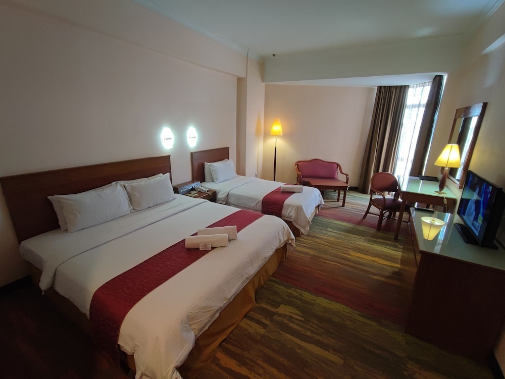 Deluxe Triple (Newly refurbished Shower/ Bathroom area and new carpet flooring)