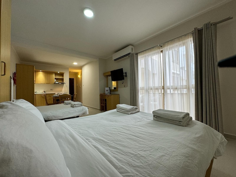 Studio (Sleeps 4)
