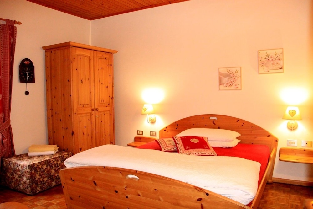 Family Room, 2 Bedrooms, Accessible photo 2