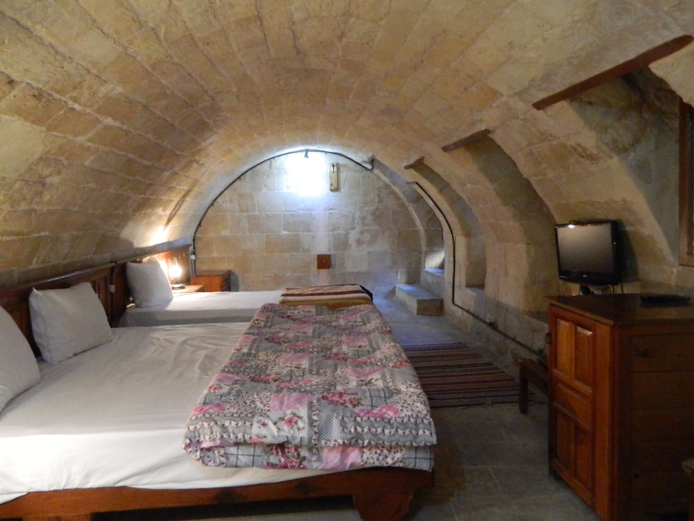 Triple Room (Cave)