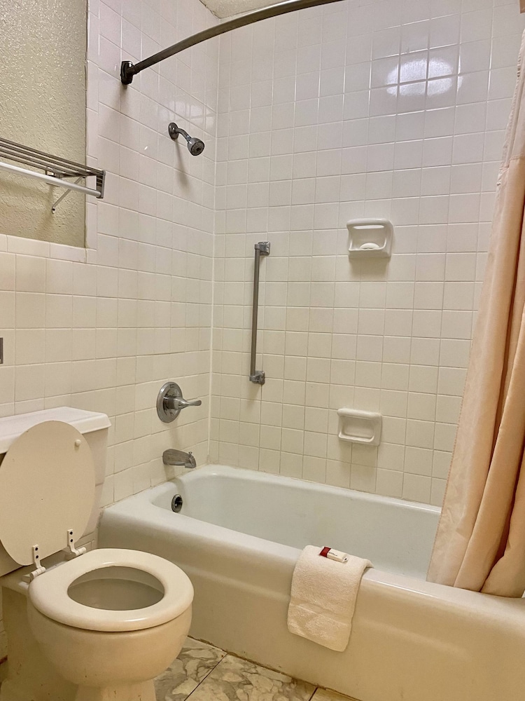 Deluxe Room, 1 King Bed, Accessible, Non Smoking photo 3
