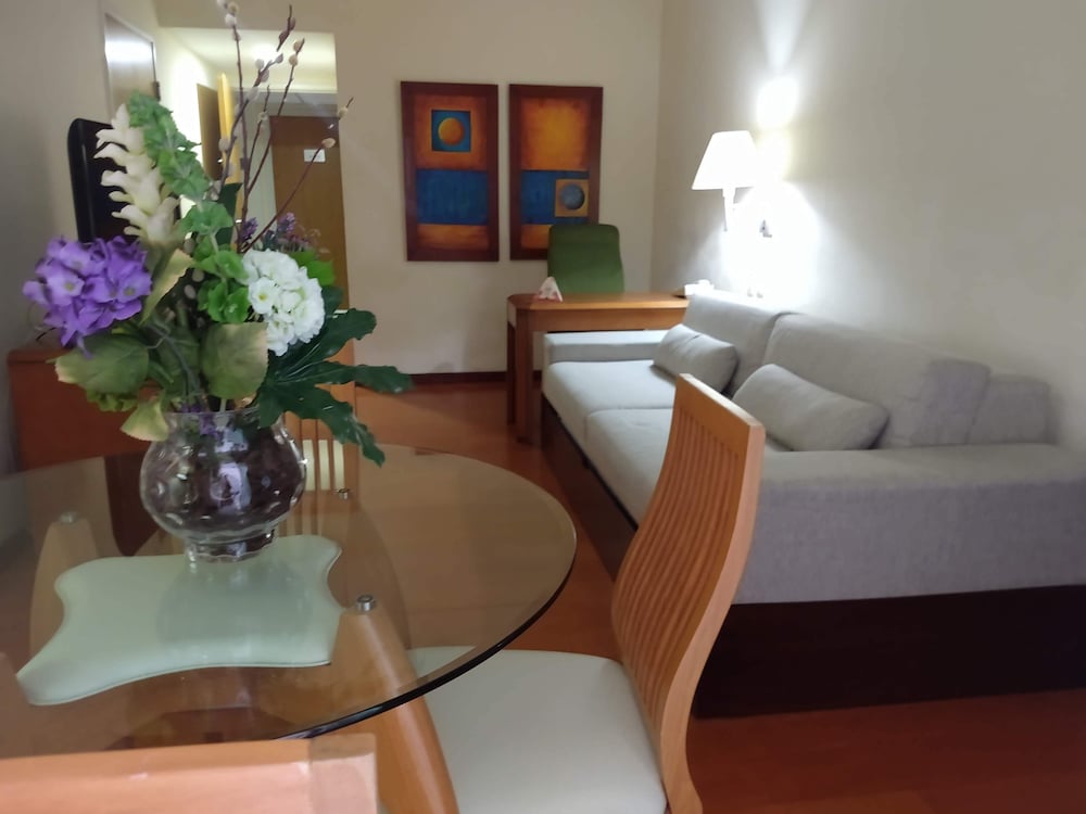 Executive Suite - Photo 4