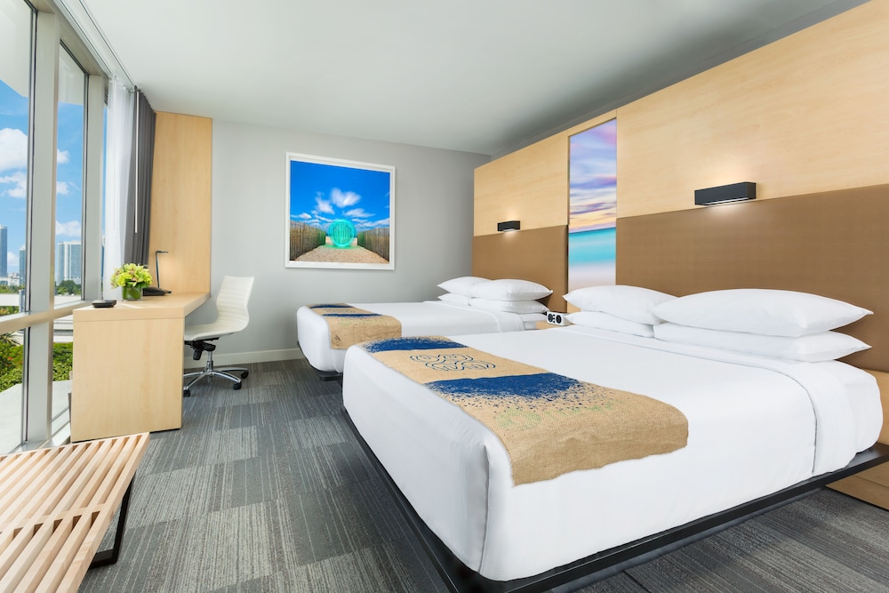 Room, 2 Queen Beds, Accessible (Roll-In Shower)