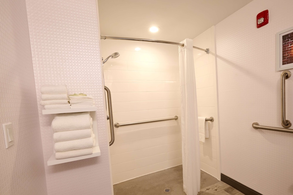 Room, 1 King Bed, Accessible (Roll In Shower) photo 1