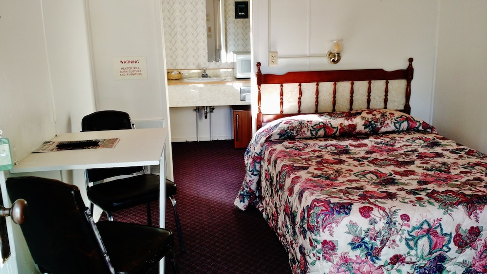 Basic Cabin, 2 Bedrooms, Refrigerator & Microwave, Mountain View photo 1
