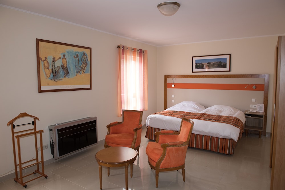 Family Room (2 Adults 2 Children)