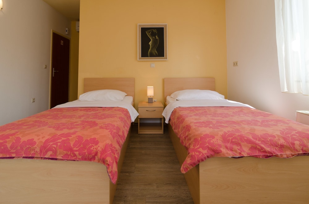 Standard Studio, 2 Twin Beds, Non Smoking, Courtyard View photo 3