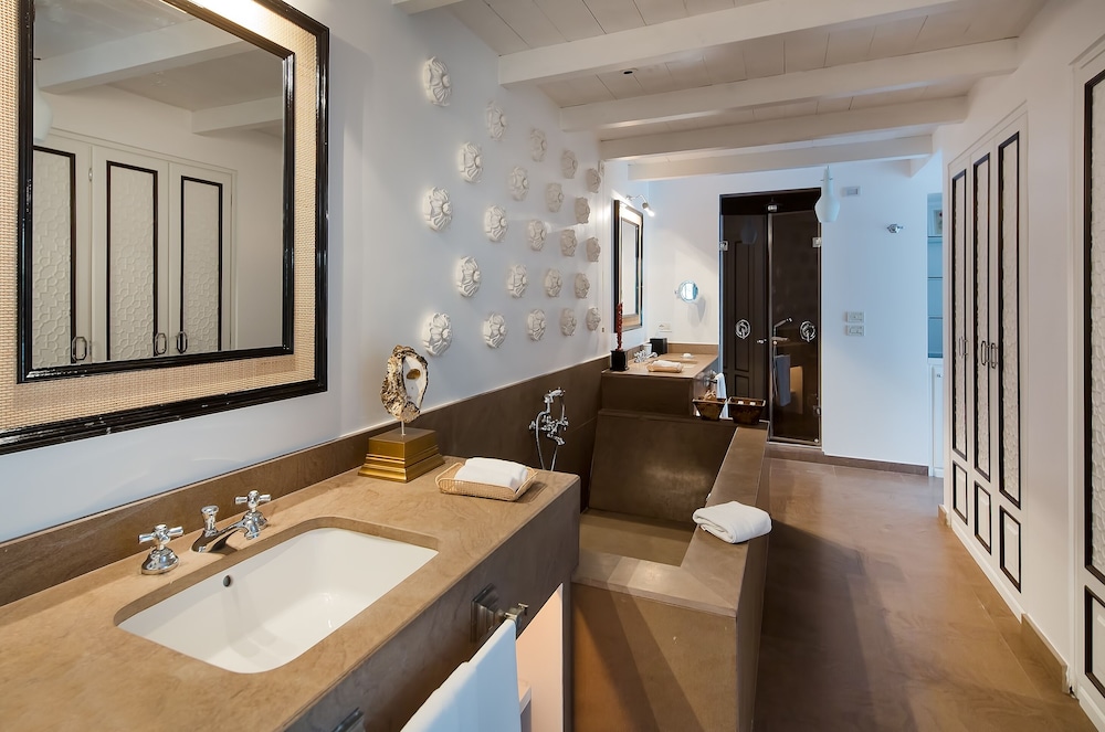 Family Suite (Courtyard view) - Photo 9