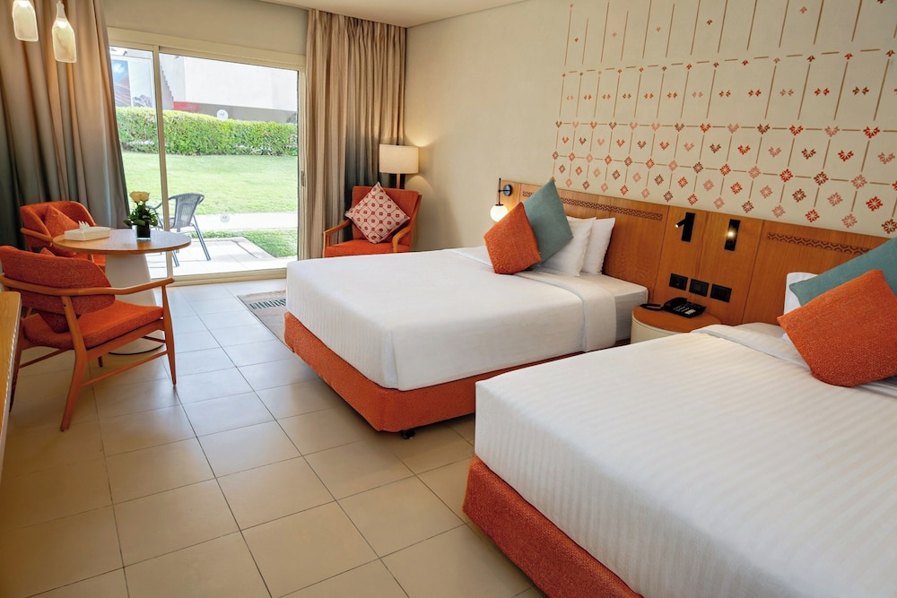 Superior Room, 1 King Bed, Pool View (Beach side) - Photo 7