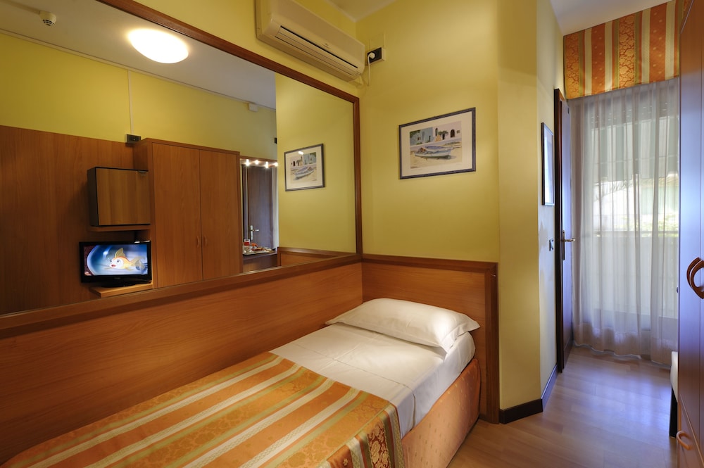 Economy Double Room photo 2