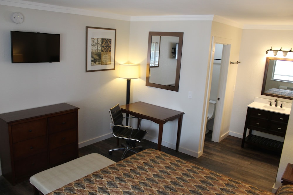 Deluxe Room, 1 King Bed - Photo 2