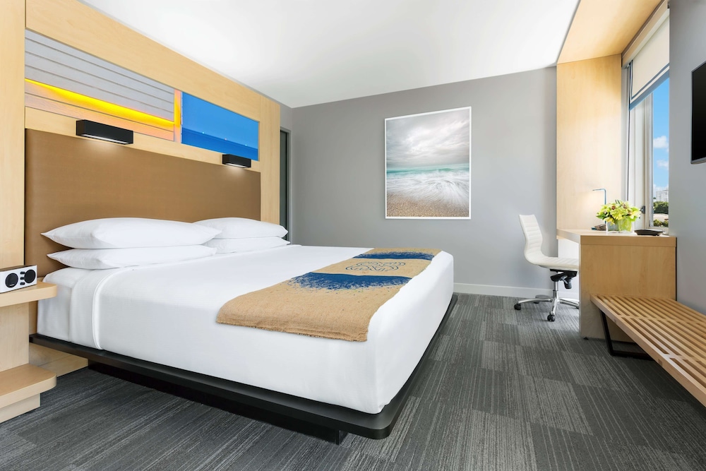 Room, 1 King Bed, Accessible (Mobility & Hearing, Roll-In Shower)