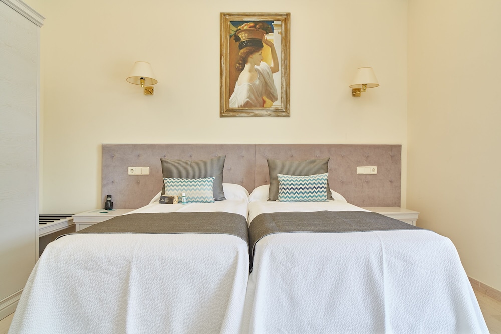 Double room with side sea view with 2 single beds