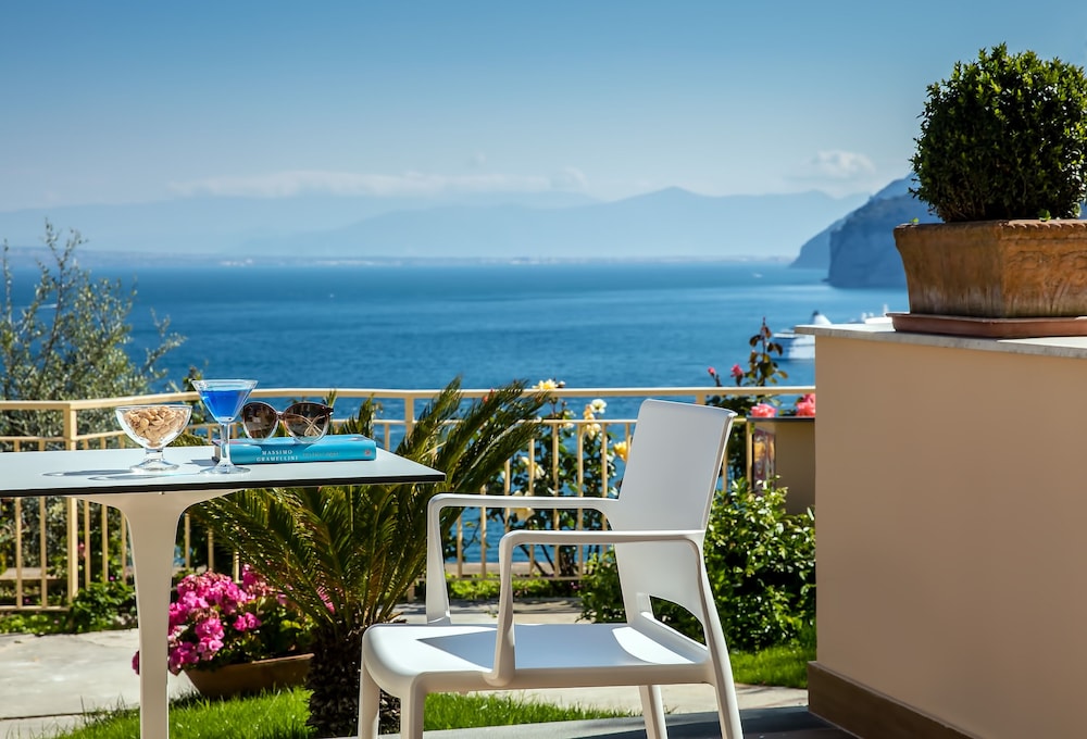Deluxe Room, Patio, Sea View - Photo 7