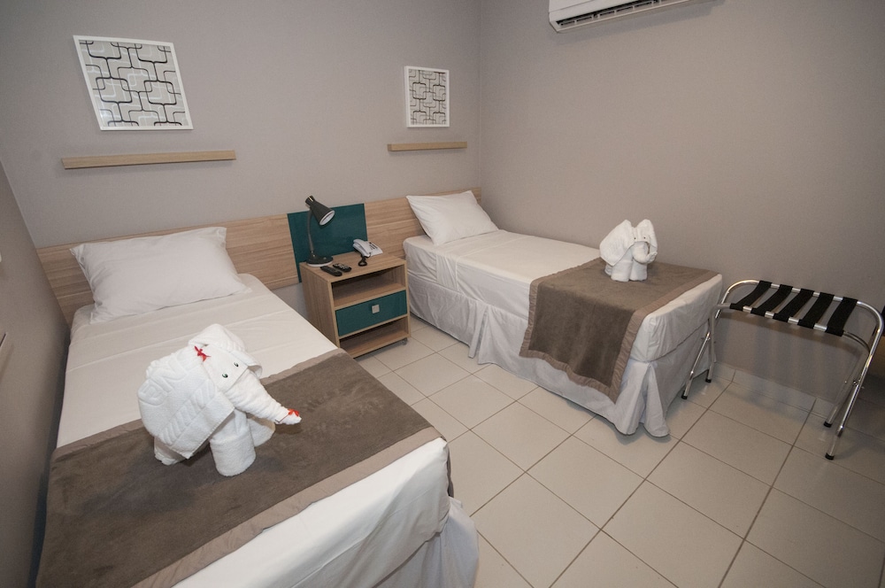 Room 1 queen bed and 1 single bed photo 3