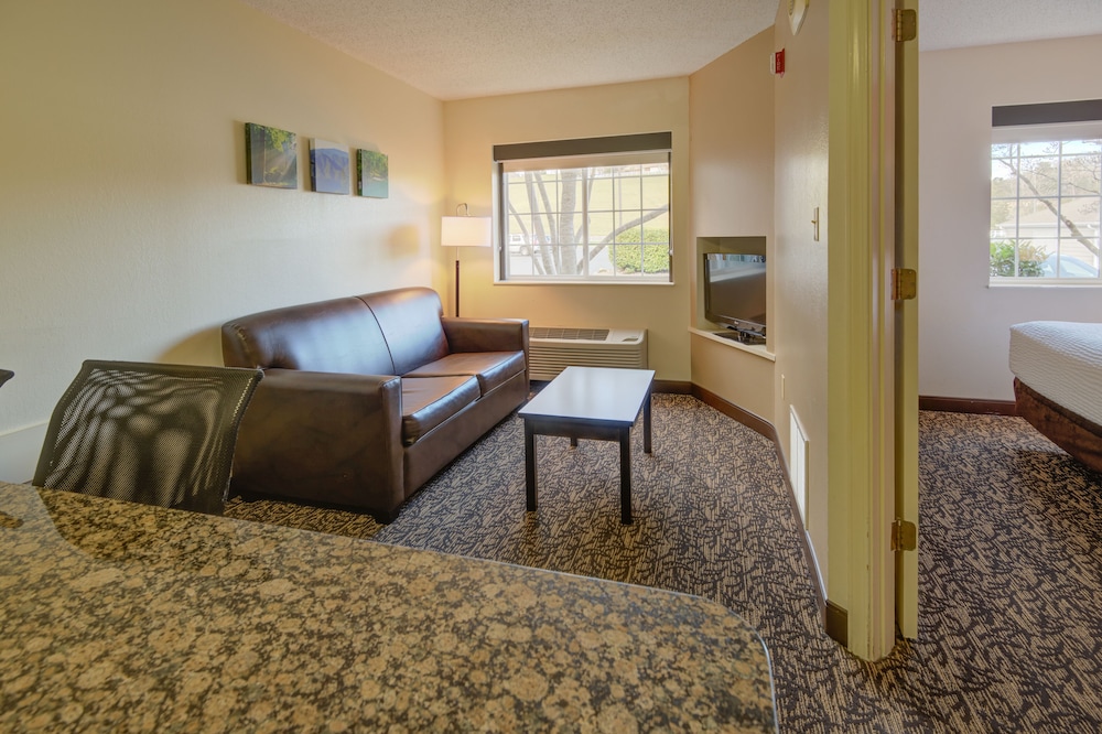 Standard Suite, 1 Queen Bed with Sofa bed - Photo 2