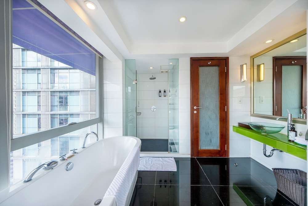 Executive Suite - Photo 6