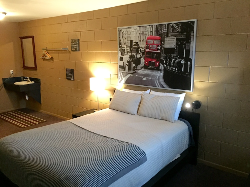 1 Queen with Futon photo 2