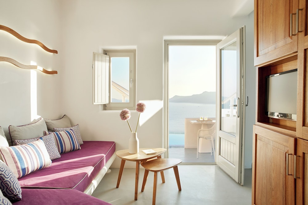 Elegant Suite with Outdoor Hot Tub and Caldera view - Pool Front - Photo 1