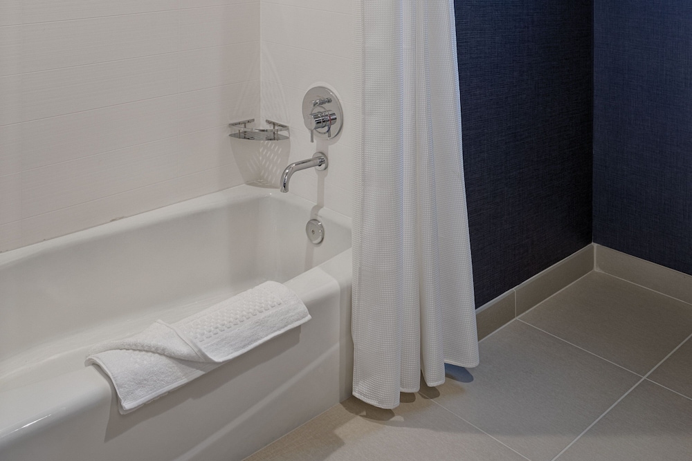 Suite, 1 Bedroom - Photo 10