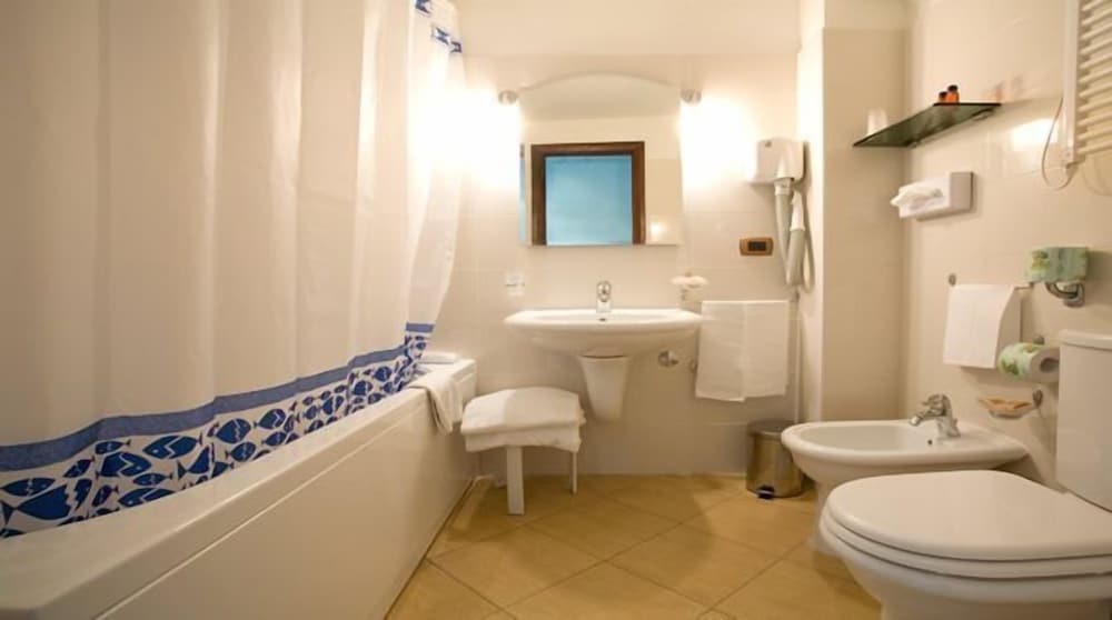 Standard Double or Twin Room, Private Bathroom - Photo 9