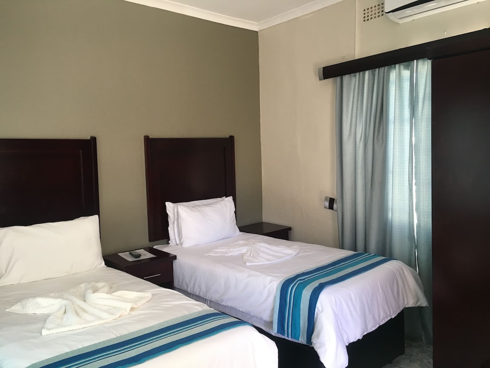 Standard Twin Room photo 2