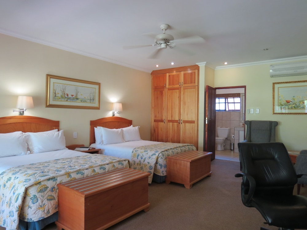 Room, 2 Double Beds, Garden View - Photo 10