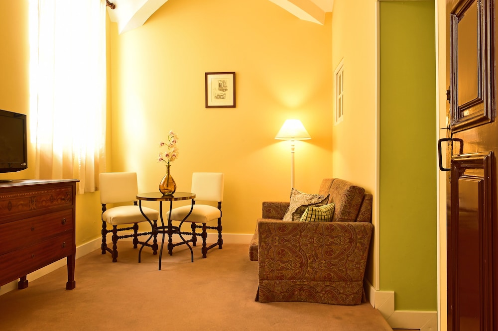 Family Room (Superior Twin Bed) - Photo 4
