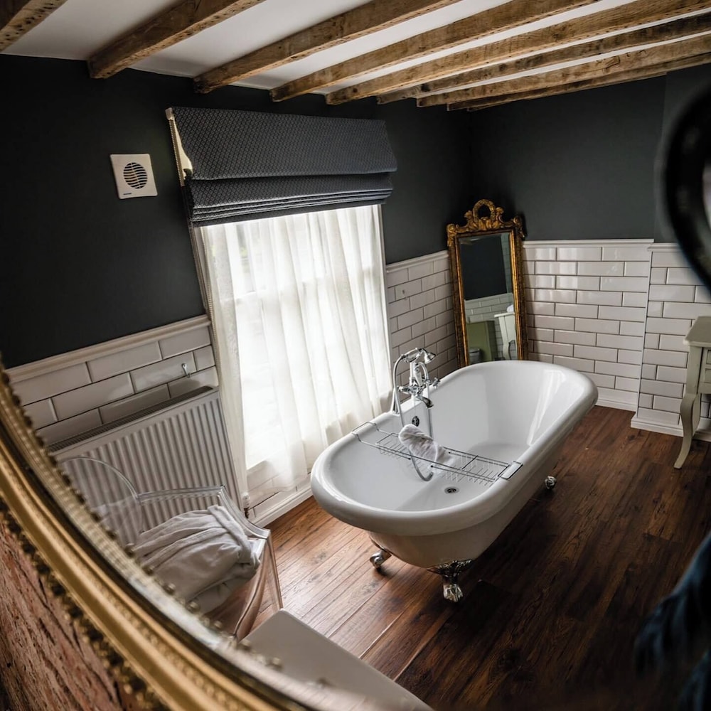Capesthorne Suite photo 2