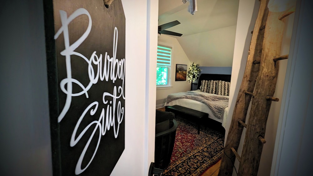 Bourbon Streer Suite - King Bedroom photo 3
