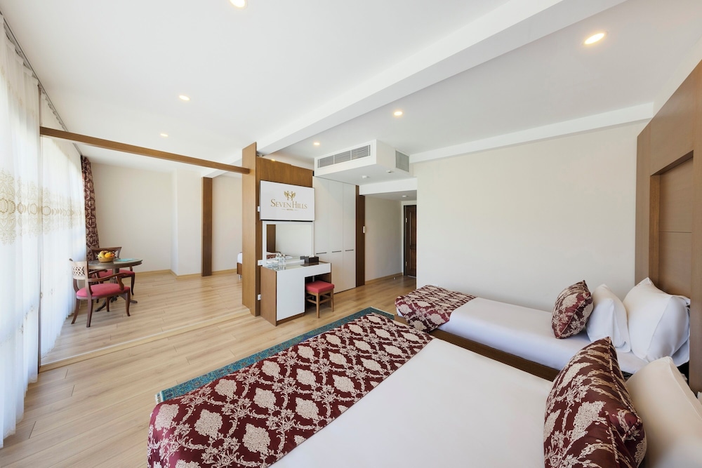 Deluxe Family Suite photo 3