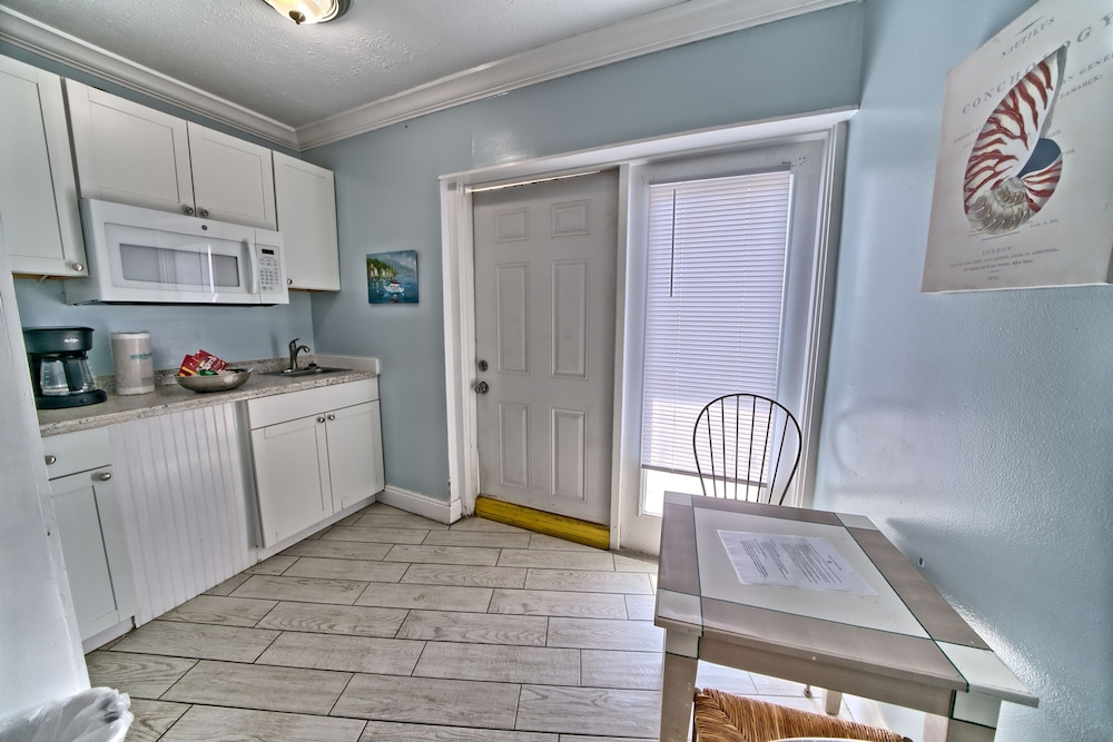 Efficiency, 1 King Bed, Kitchenette, Pool View (Villa 16) photo 2