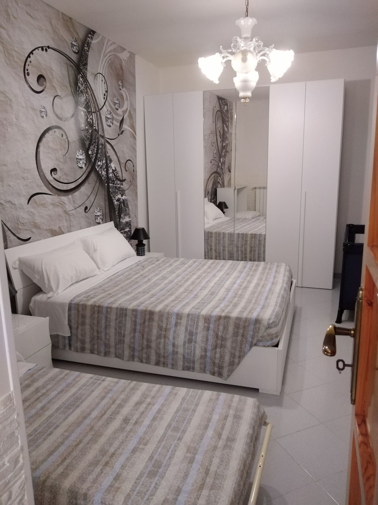 House, 2 Bedrooms photo 1